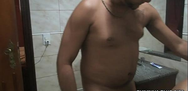  O boy me flagrou batendo siririca no banheiro e me comeu gostoso no chuveiro